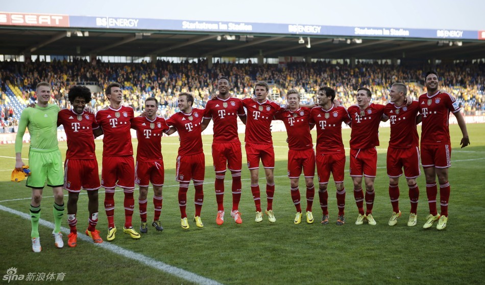 记者：至少有12家俱乐部有意梅努，球员本人首选那不勒斯（多达12家俱乐部竞逐梅努，球员本人更倾向那不勒斯）