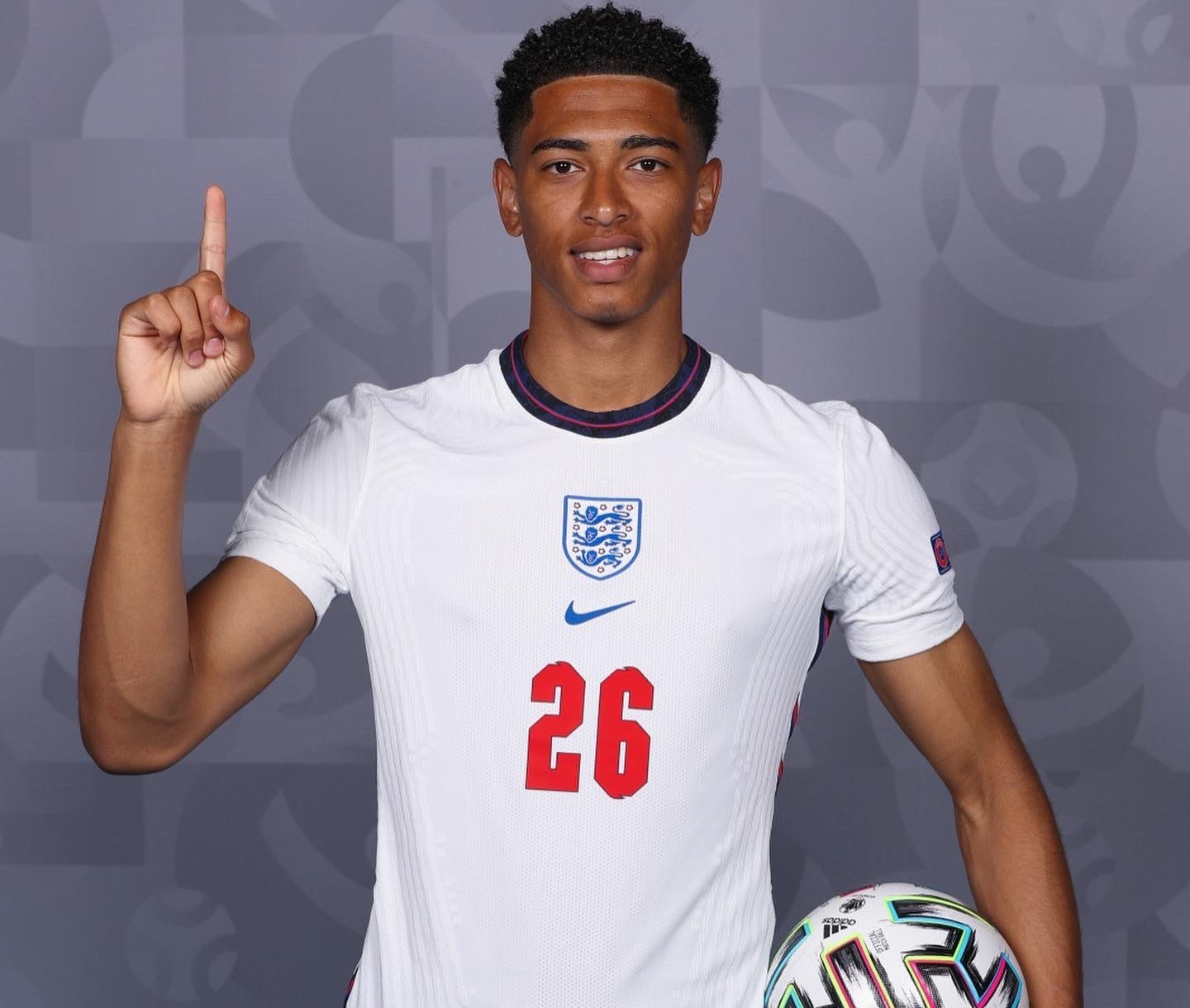 马内回顾与萨拉赫冲突：他解释说没看到我，后来我们更亲密了（马内谈与萨拉赫冲突往事：他解释当时没注意到我，之后我们关系更近了）