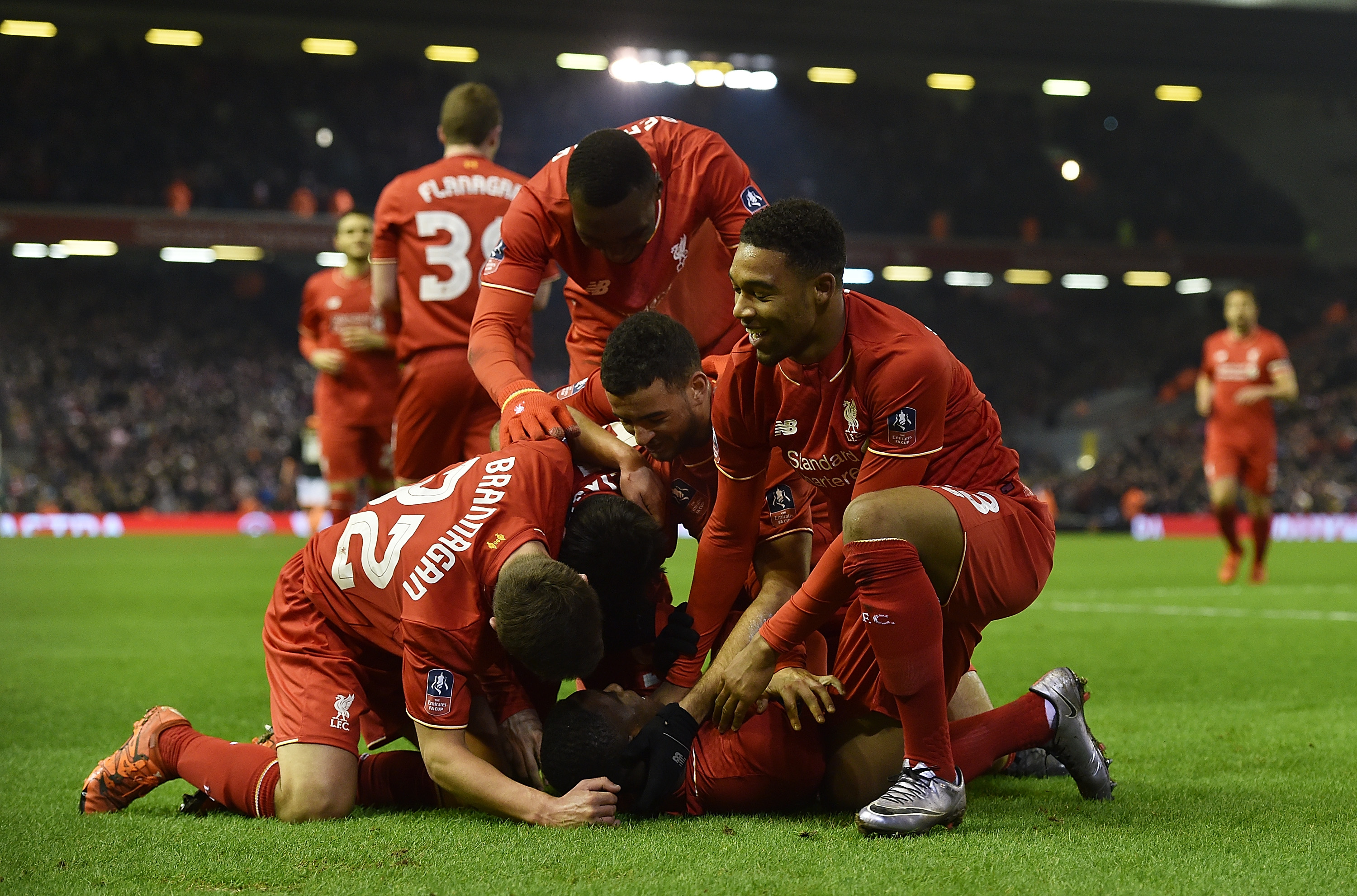 央视评选2025年国际十大体育新闻：巴黎首夺欧冠位列第四（央视公布2025年国际体坛十大新闻：巴黎首次捧欧冠居第4）