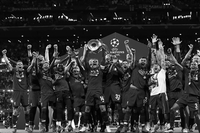 足球中超球队前锋脚踝受伤，赛季恐报销