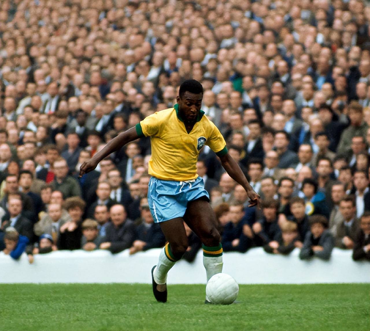 拜仁26／27赛季主场球衣谍照：红色基调搭配领口袖口金色线条