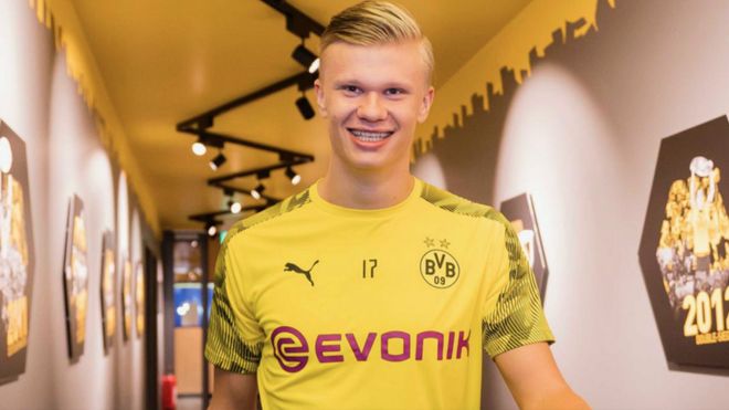 利物浦内讧曝光！斯洛特不愿卖迪亚斯，总监休斯却执意推动转会