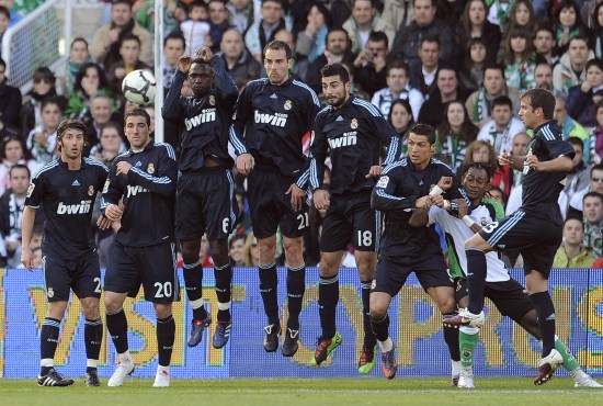 租借之路突遭曼联“拦截”!20岁梅努为世界杯的豪赌，遇上最糟时机（曼联半路截停租借，20岁梅努为世界杯豪赌正逢最坏时机）